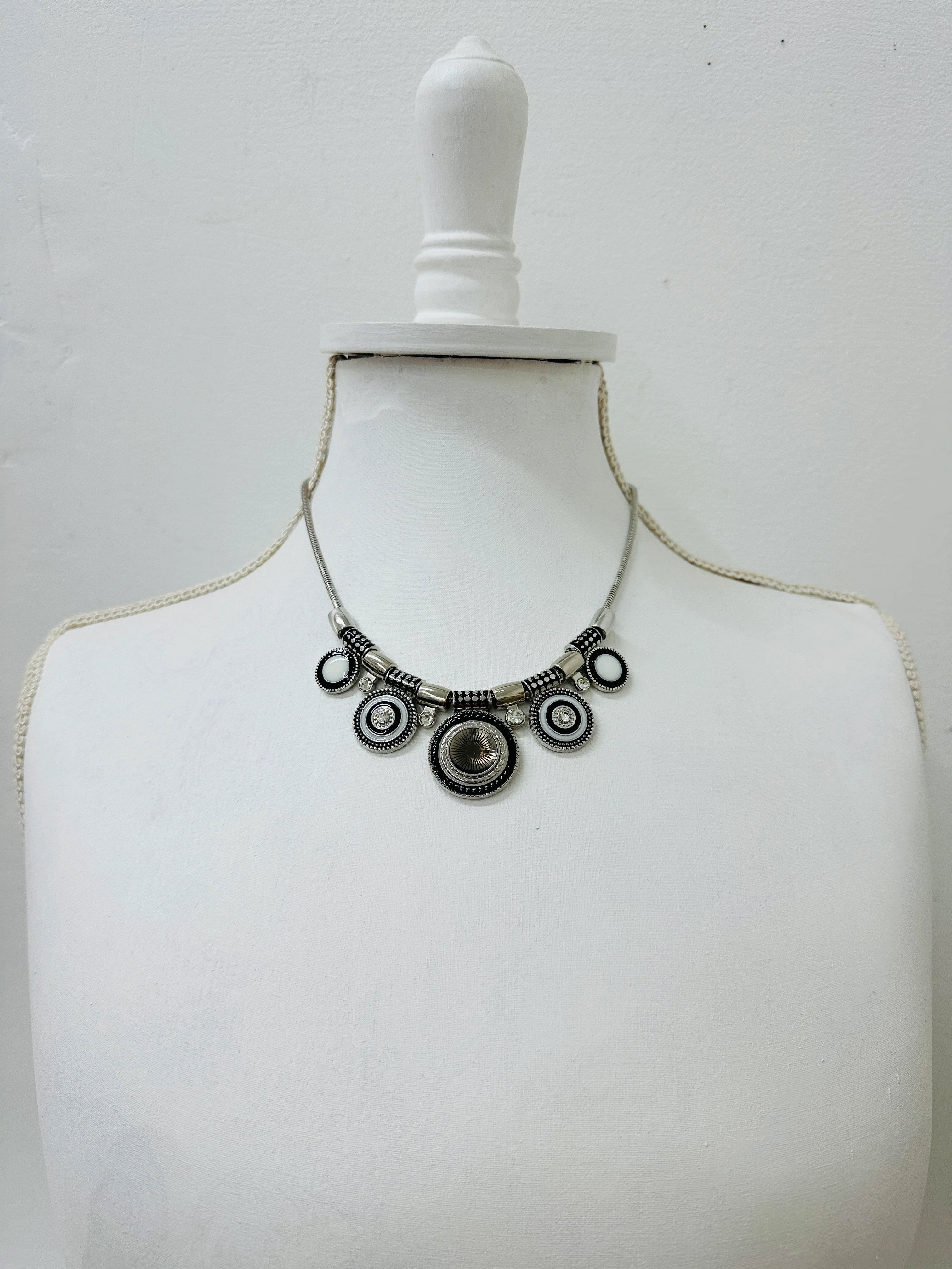 Reine Necklace - Black - Image 2