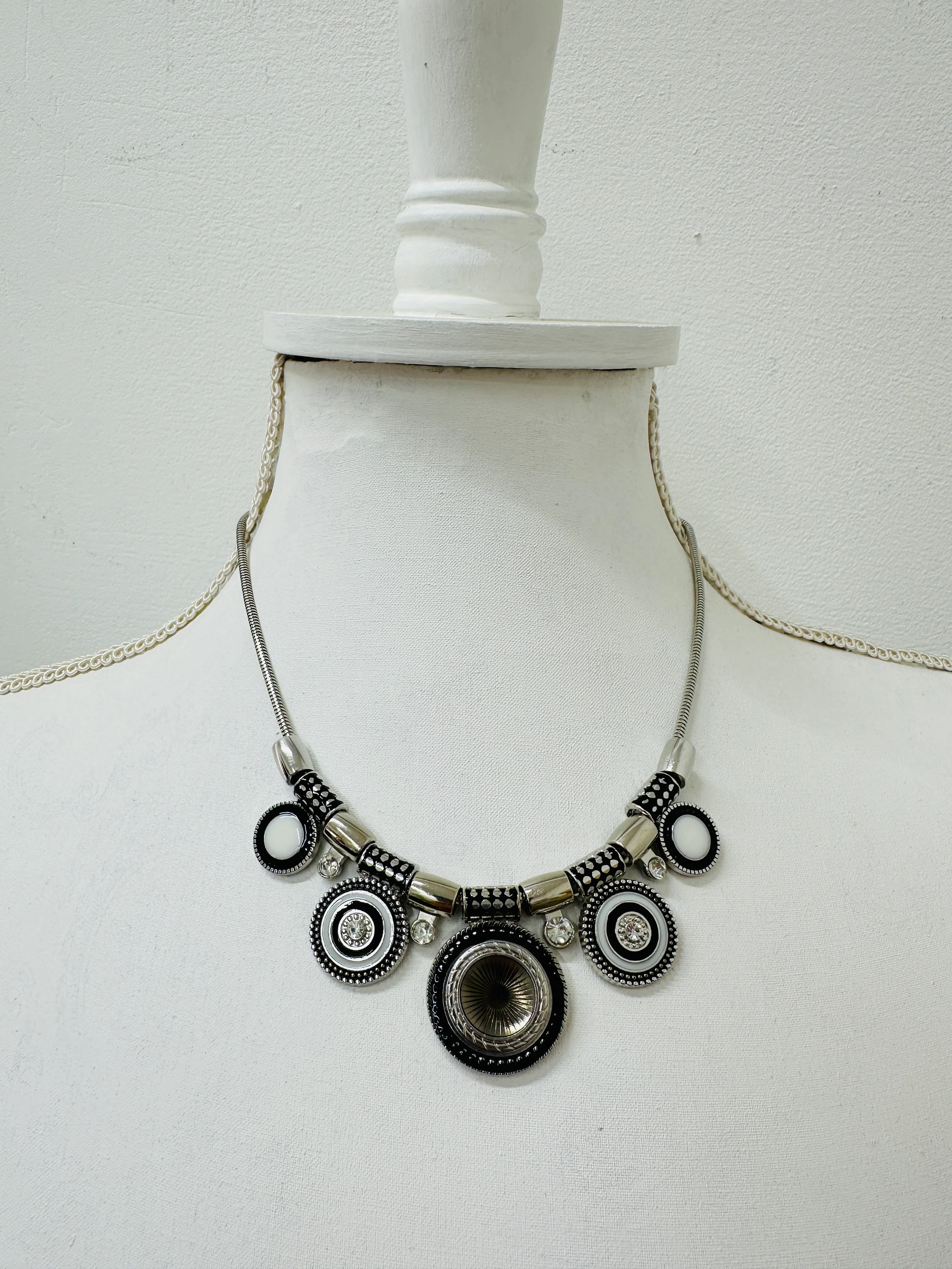 Reine Necklace - Black - Image 3